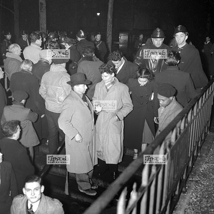 Paris, 24-01, Manifestation aux Champs Elyses, Communistes contre Eisenhower, Mrs Lonard et Maurice