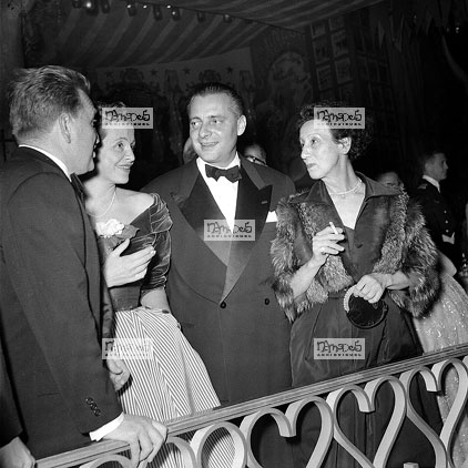 Paris, 04-11, Moulin Rouge, gala des aviatrices, Jacqueline Auriol, Cdt Guillaume, Lionel Catroux Ministre de l'air, Mme Adrienne Bellaud ??